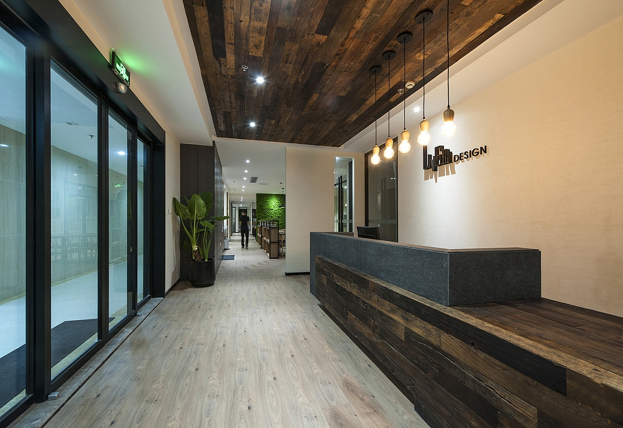 20181018024649755.jpg 辦公室前臺設(shè)計實景2